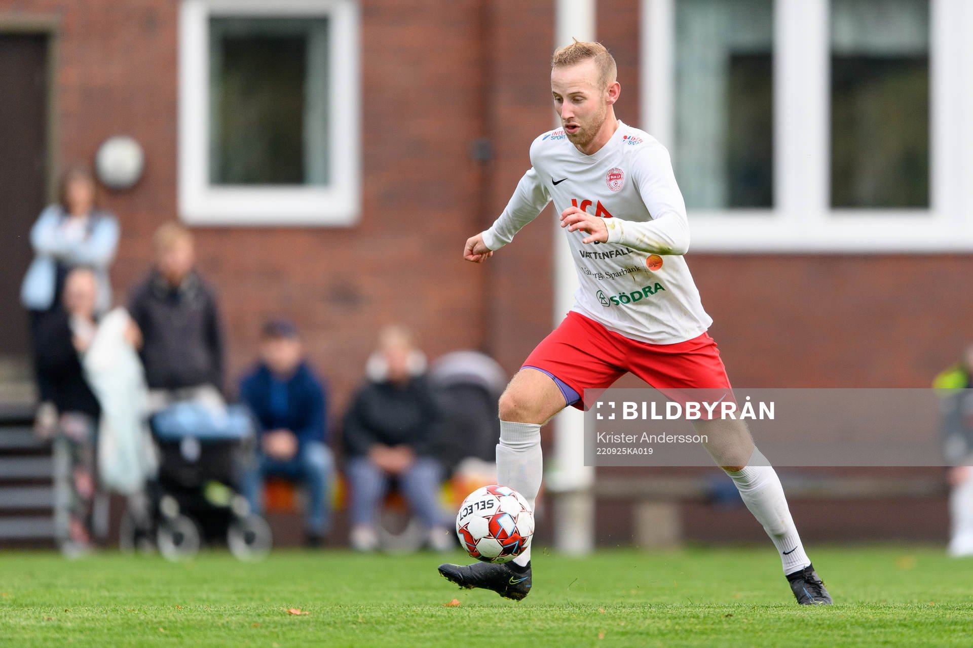Buas Tony Ringqvist under fotbollsmatchen i division 6 Norra Halland mellan Veddige och Bua den 25 september 2022 i Veddige. 