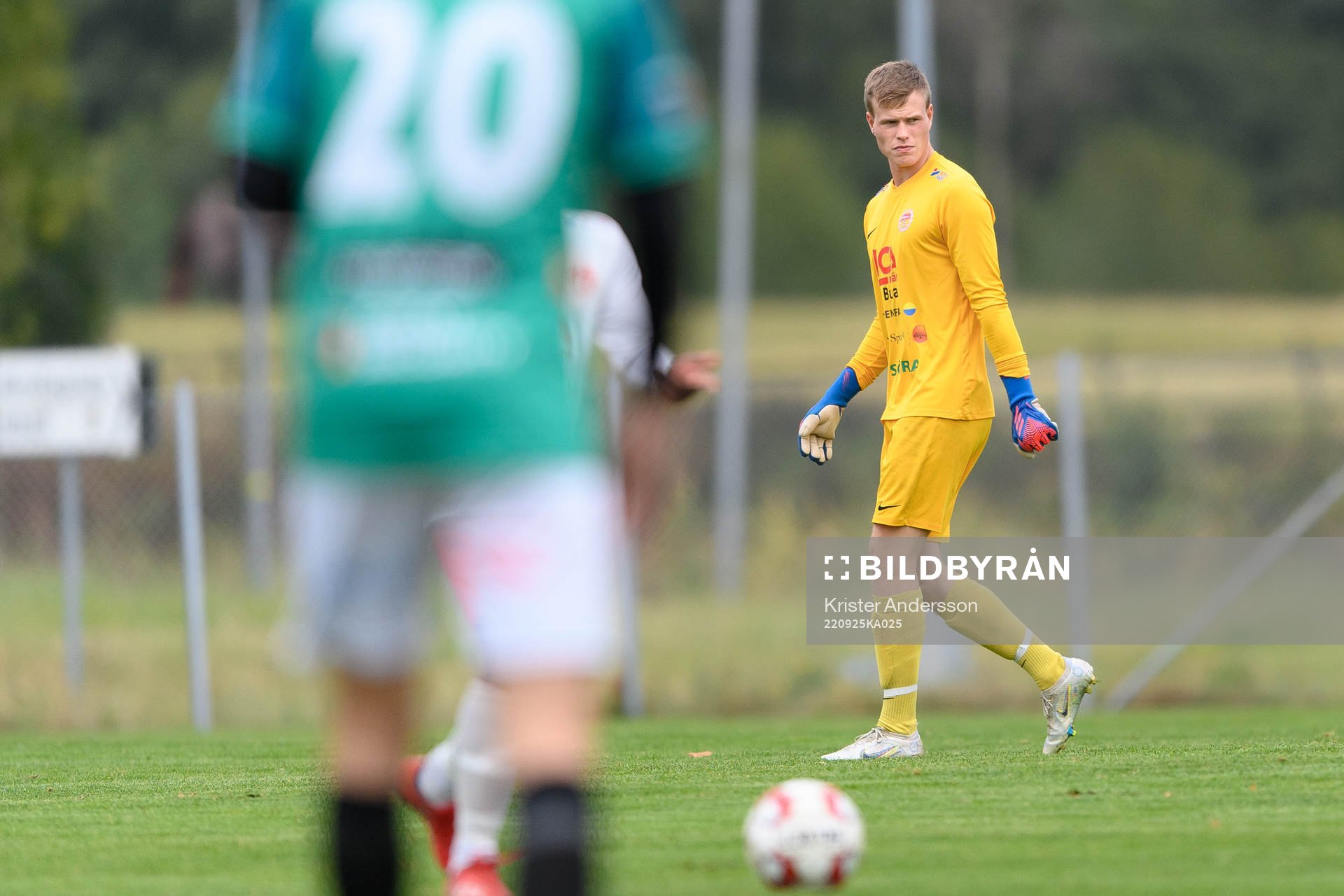 Buas målvakt Jacob Olsson under fotbollsmatchen i division 6 Norra Halland mellan Veddige och Bua den 25 september 2022 i Veddige. 