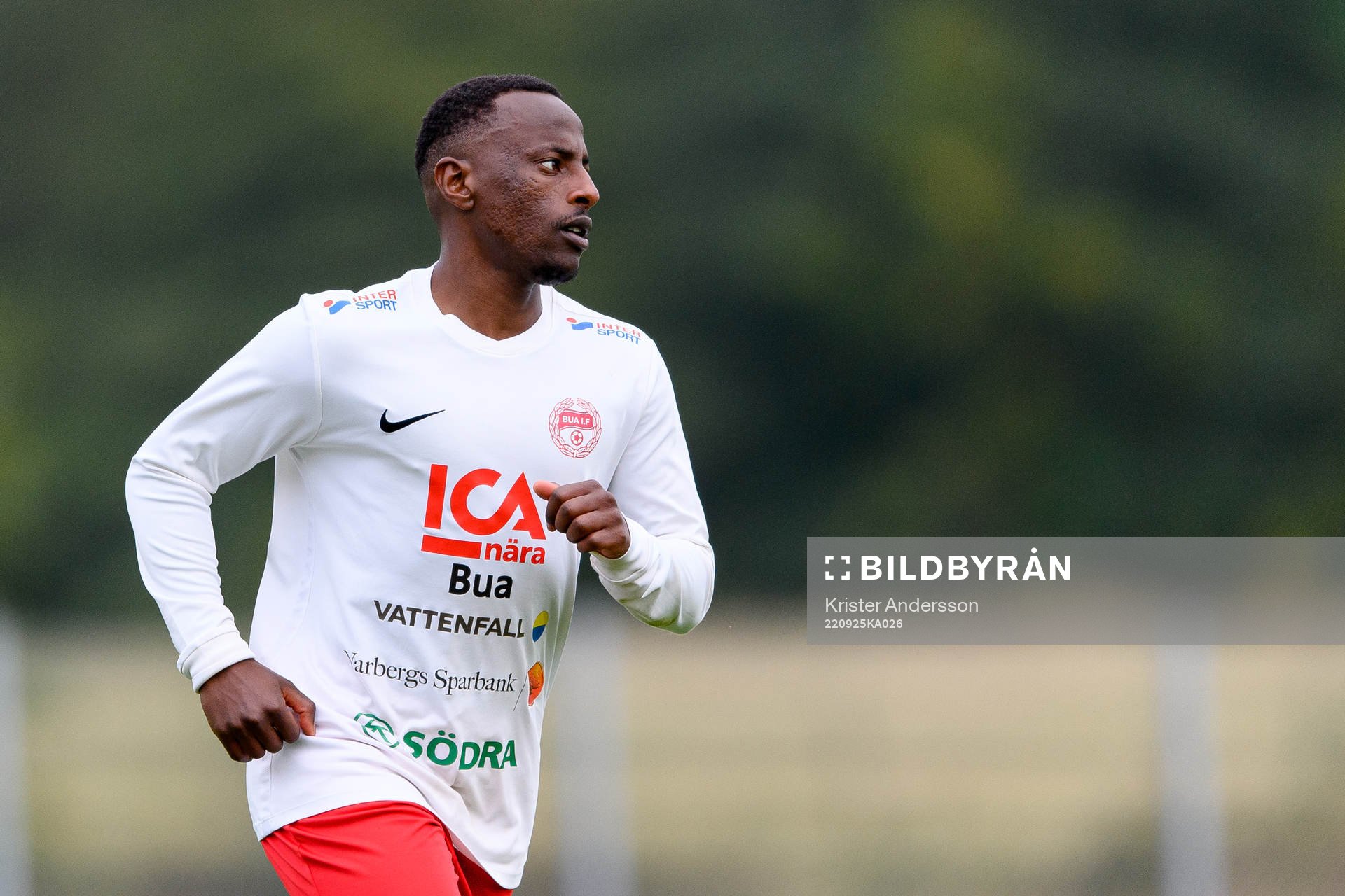 Buas Isaac Armel Yamuremye under fotbollsmatchen i division 6 Norra Halland mellan Veddige och Bua den 25 september 2022 i Veddige. 