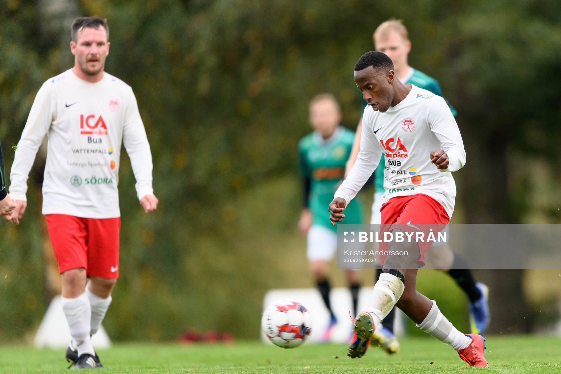 Buas Isaac Armel Yamuremye under fotbollsmatchen i division 6 Norra Halland mellan Veddige och Bua den 25 september 2022 i Veddige. 