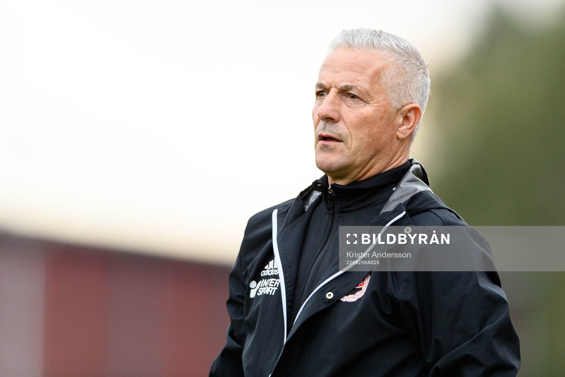 Buas tränare Fatmir Rexhaj under fotbollsmatchen i division 6 Norra Halland mellan Veddige och Bua den 25 september 2022 i Veddige. 