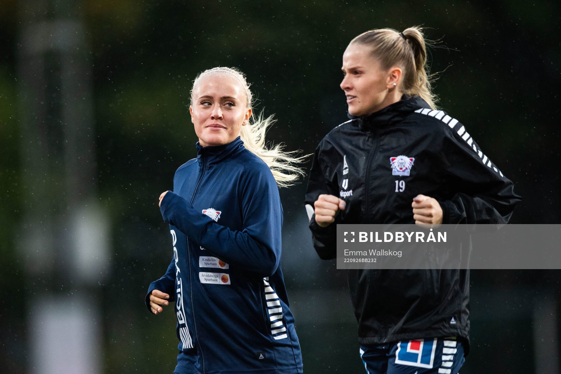 Linköpings Alva Selerud och Stina Lennartsson inför fotbollsmatchen i Damallsvenskan mellan Hammarby och Linköping den 26 september 2022 i Stockholm.