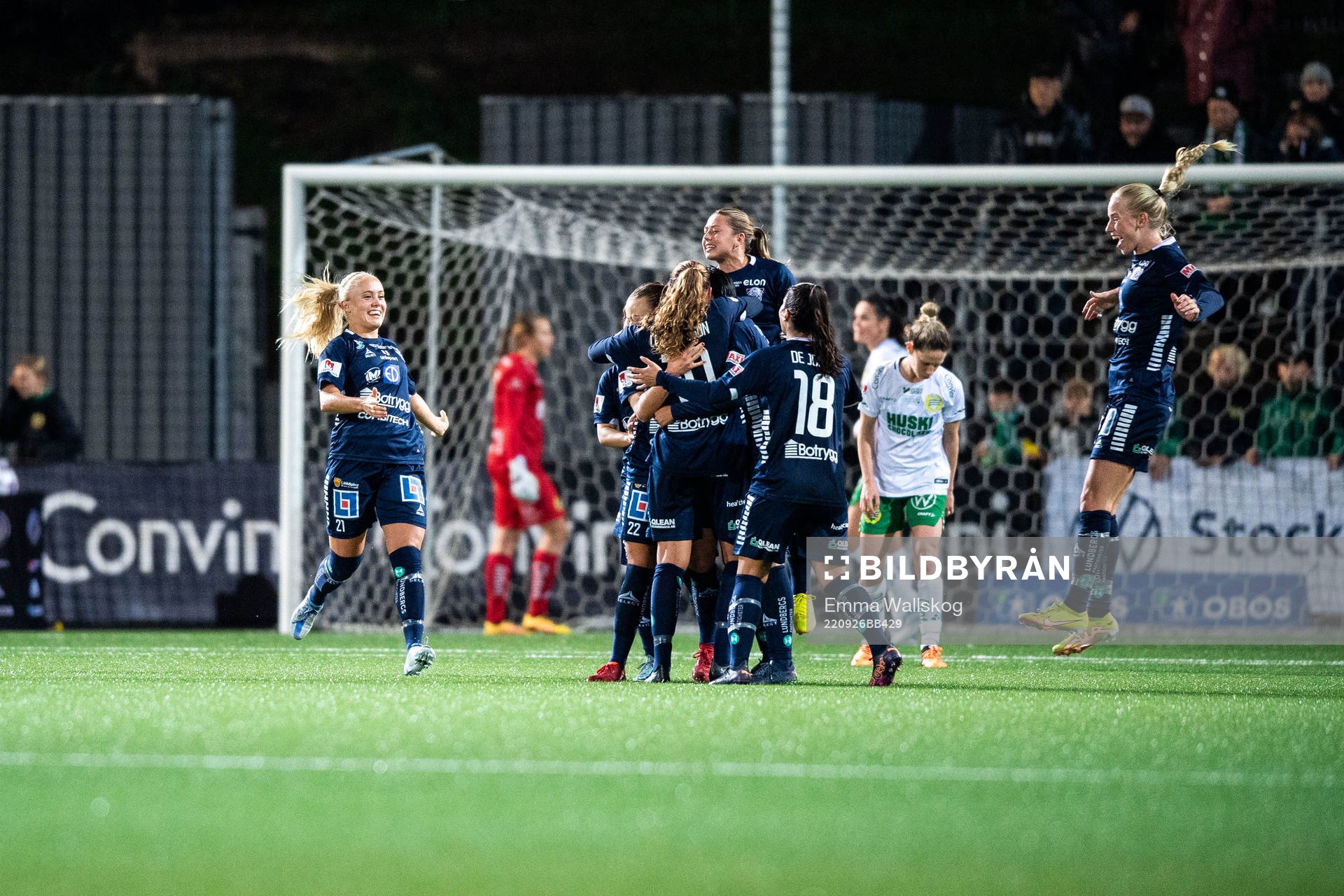 Linköpings Olga Ahtinen jublar med lagkamrater