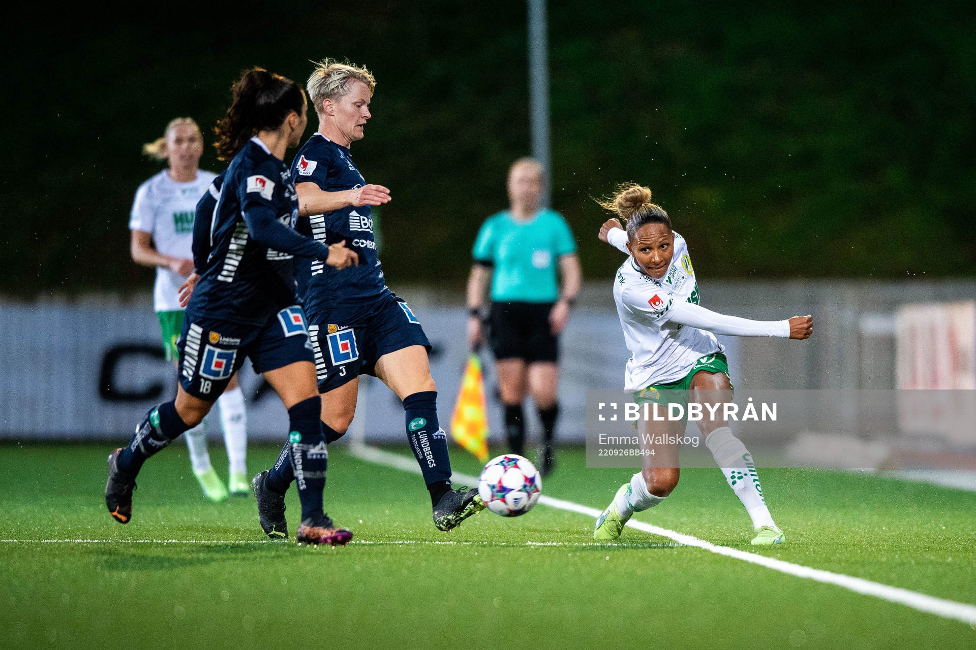 Linköpings Michelle De Jongh och Nilla Fischer och Hammarbys Madelen Janogy under fotbollsmatchen i Damallsvenskan mellan Hammarby och Linköping den 26 september 2022 i Stockholm.