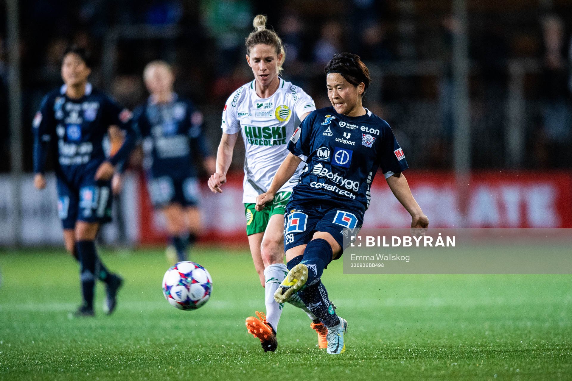 Hammarbys Elise Kellond-Knight och Linköpings Yuka Momiki under fotbollsmatchen i Damallsvenskan mellan Hammarby och Linköping den 26 september 2022 i Stockholm.