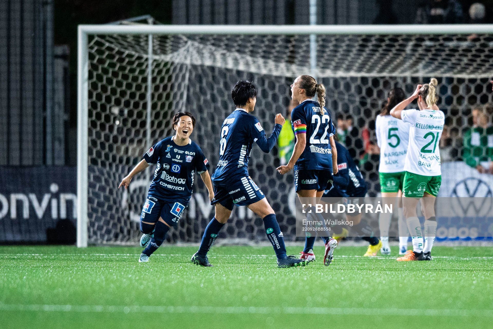 Linköpings Yuka Momiki och Saori Takarada jublar