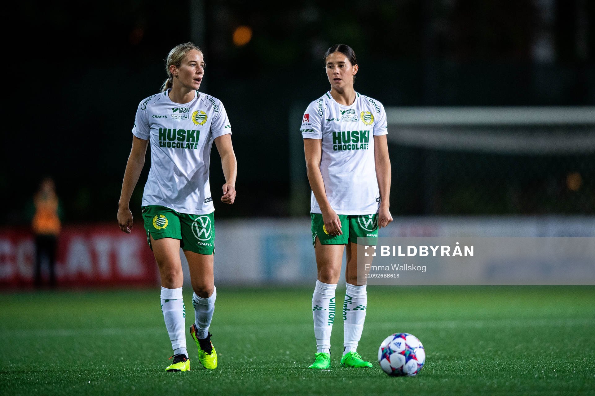 Hammarbys Courtney Nevin och Kyra Cooney-Cross under fotbollsmatchen i Damallsvenskan mellan Hammarby och Linköping den 26 september 2022 i Stockholm.