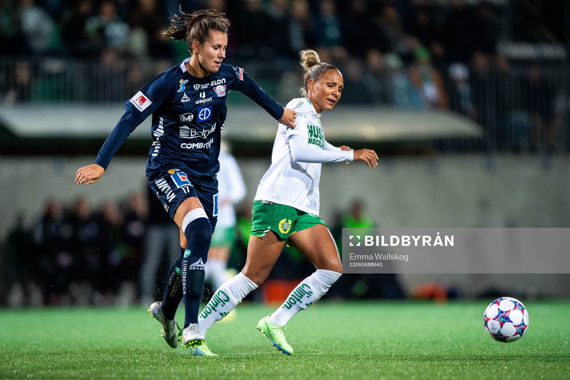 Linköpings Nellie Karlsson och Hammarbys Madelen Janogy under fotbollsmatchen i Damallsvenskan mellan Hammarby och Linköping den 26 september 2022 i Stockholm.
