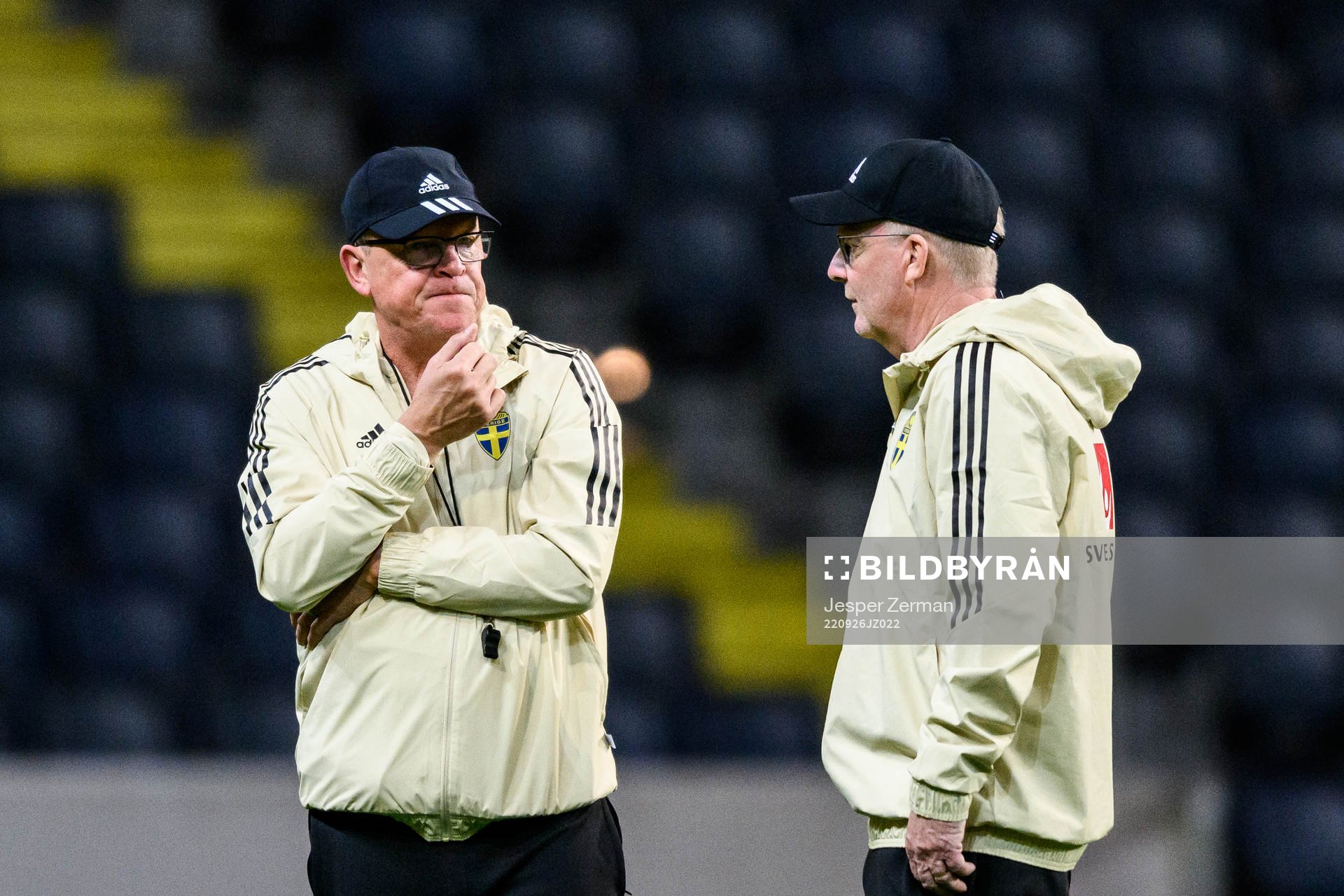 Head coach Janne Andersson and scout Lasse jakobsson during a training session with the Swedish national football team on September 26, 2022 in Stockholm.