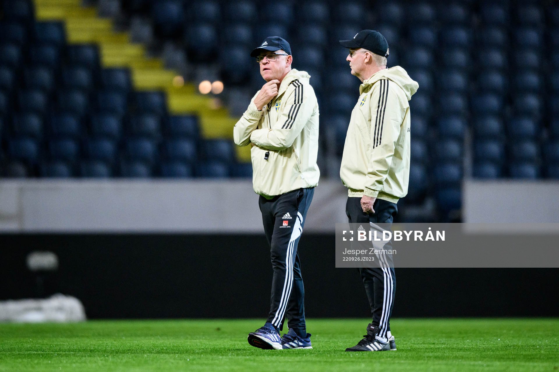 Head coach Janne Andersson and scout Lasse jakobsson during a training session with the Swedish national football team on September 26, 2022 in Stockholm.