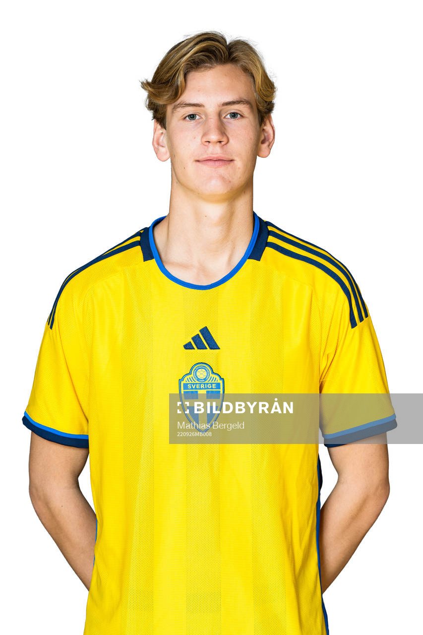 Fredrik Nissen poserar för ett porträtt under en fotografering med det svenska P18-landslaget i fotboll den 26 september 2022 i Dals Rostock. Editors note: Bilden har retuscherats, bakgrunden har ljusats upp.