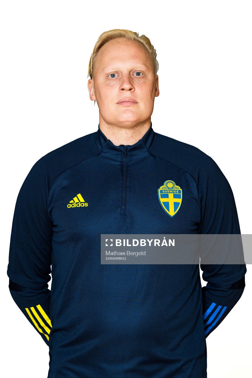 Målvaktstränare Gustav Scheutz Dahlström poserar för ett porträtt under en fotografering med det svenska P18-landslaget i fotboll den 26 september 2022 i Dals Rostock. Editors note: Bilden har retuscherats, bakgrunden har ljusats upp.