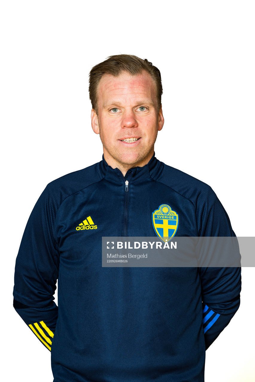 Förbundskapten Viktor Eriksson poserar för ett porträtt under en fotografering med det svenska P18-landslaget i fotboll den 26 september 2022 i Dals Rostock. Editors note: Bilden har retuscherats, bakgrunden har ljusats upp.