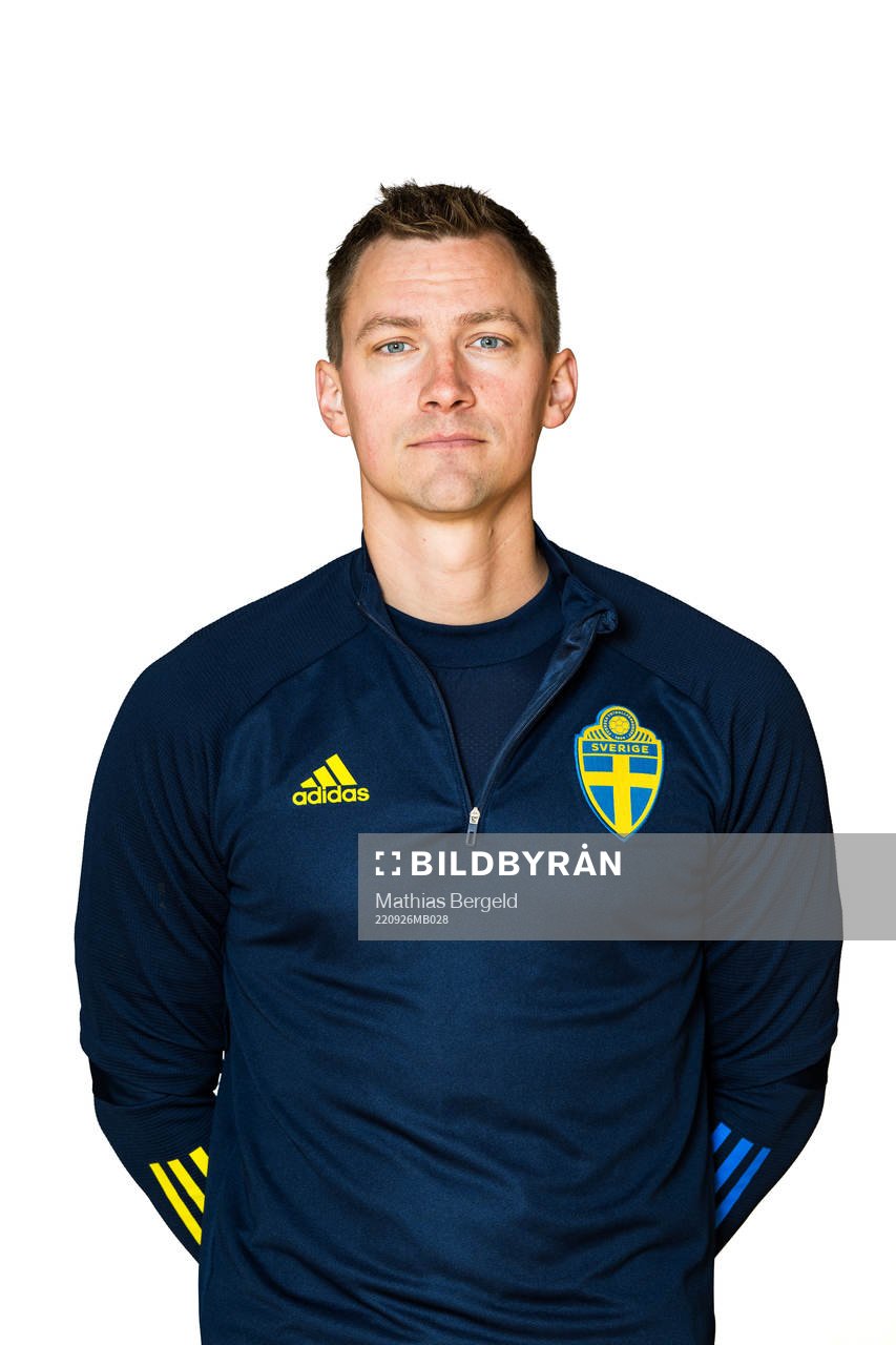 Fystränare Rickard Engström poserar för ett porträtt under en fotografering med det svenska P18-landslaget i fotboll den 26 september 2022 i Dals Rostock. Editors note: Bilden har retuscherats, bakgrunden har ljusats upp.