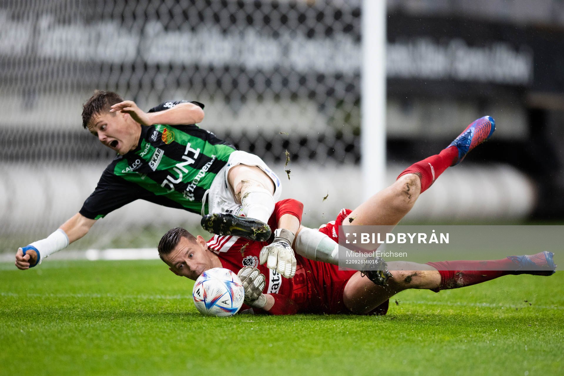 GAIS Axel Henriksson i kamp om bollen med Lindomes målvakt David Olsson under fotbollsmatchen i Ettan södra mellan GAIS och Lindome den 26 september 2022 i Göteborg.