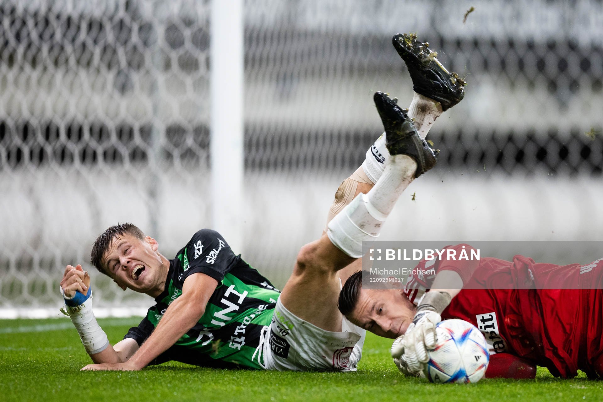 GAIS Axel Henriksson i kamp om bollen med Lindomes målvakt