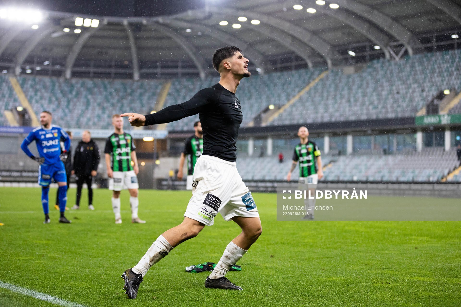 GAIS Emin Grozdanic jublar och leder en sång framför