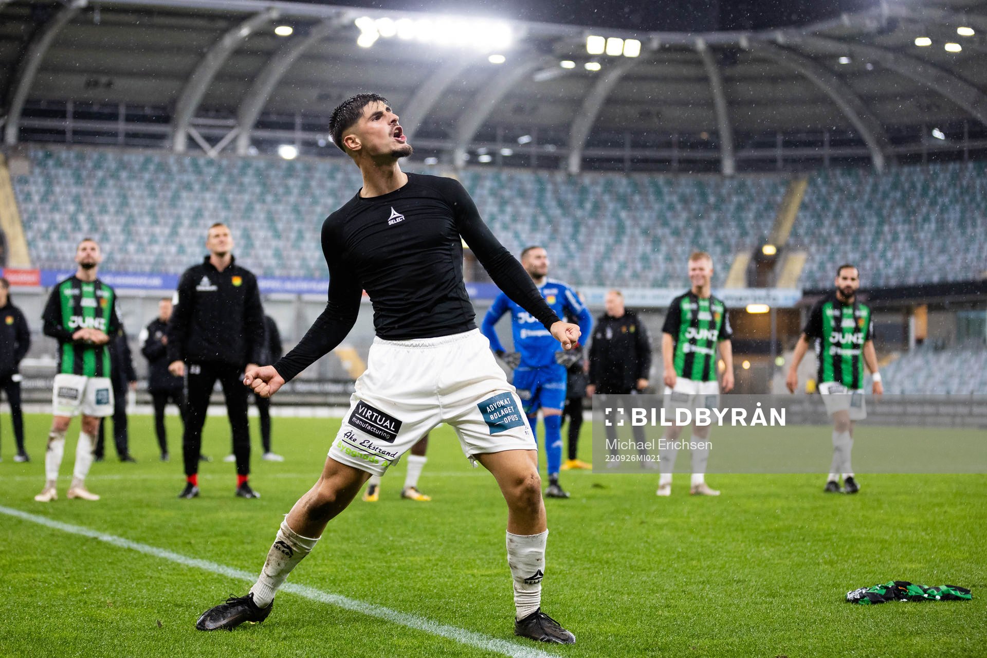 GAIS Emin Grozdanic jublar och leder en sång framför