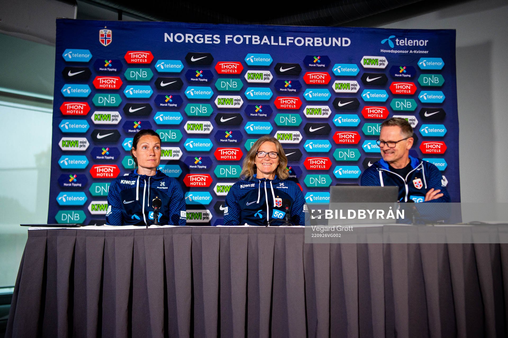Ingvild Stensland, Hege Riise and press officer Halvor Lea