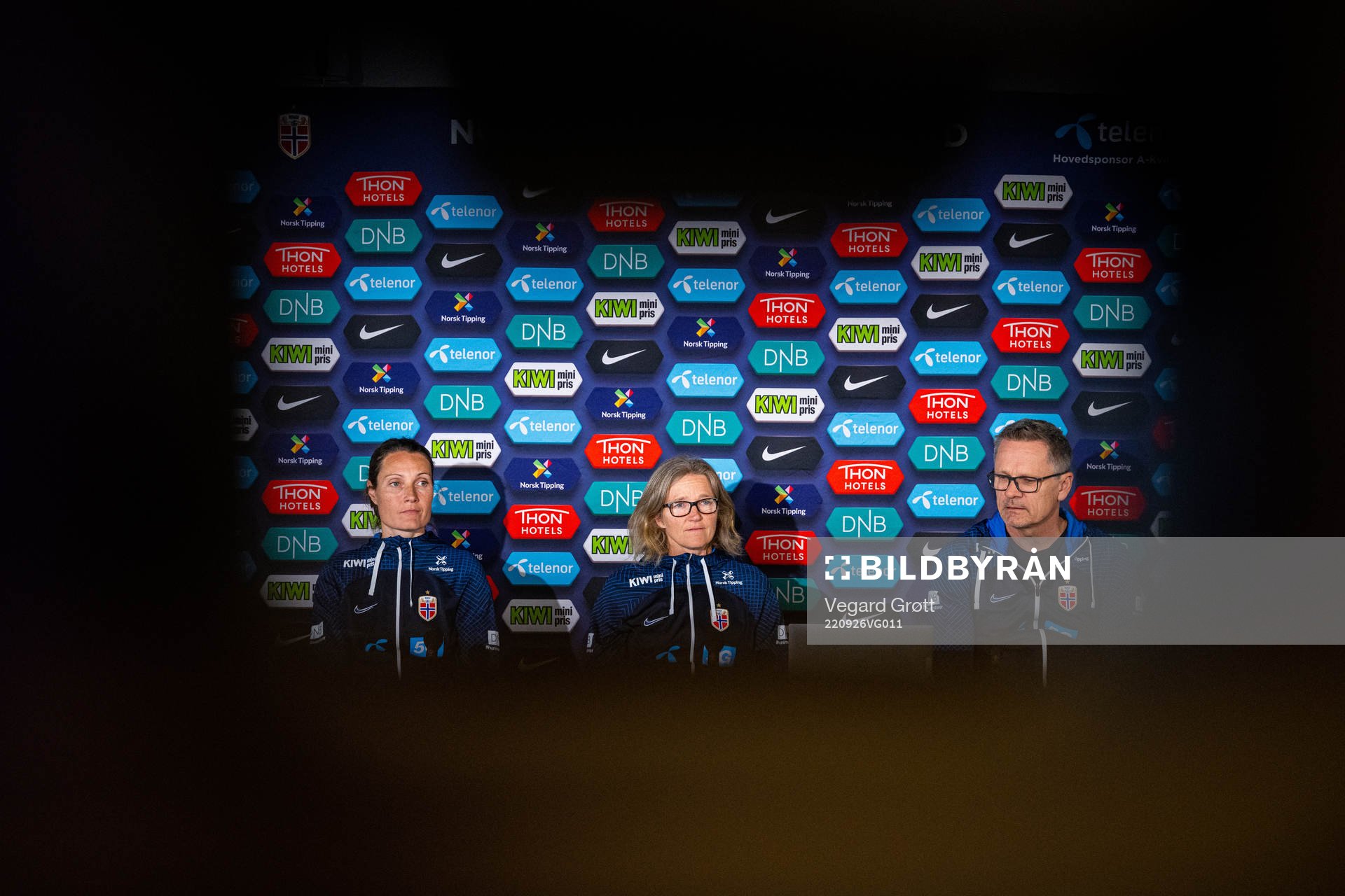 Ingvild Stensland, Hege Riise and press officer Halvor Lea