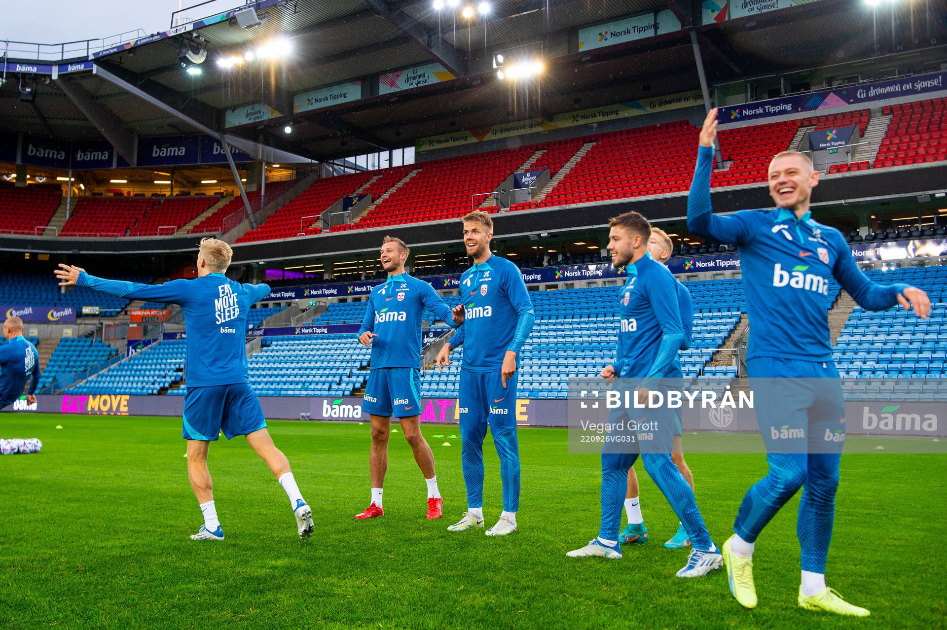 Stian Gregersen, Kristoffer Ajer and players of the