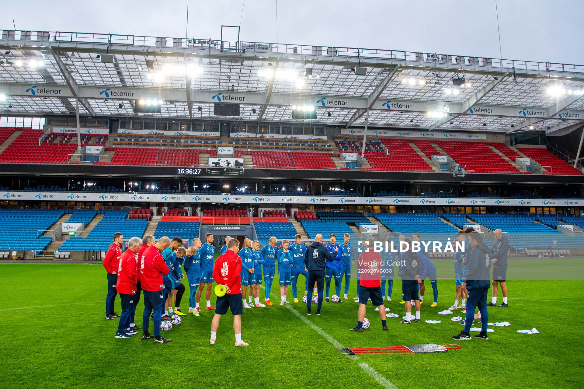 Ståle Solbakken, head coach of the Norwegian national football team, talks to players and staff during a training session on September 26, 2022 in Oslo.