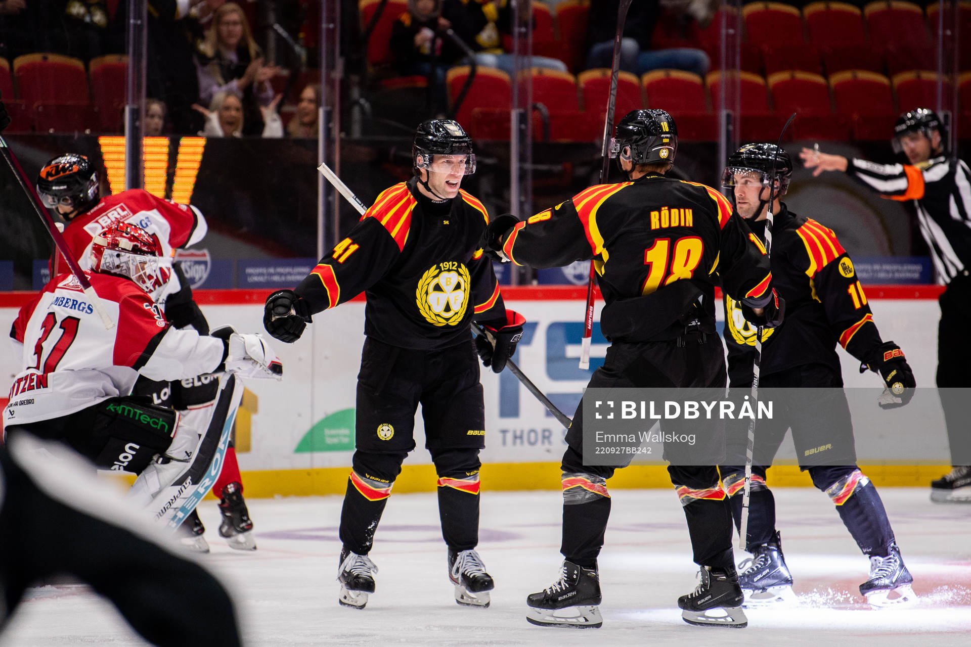 Brynäs Greg Scott jublar med lagkamrater