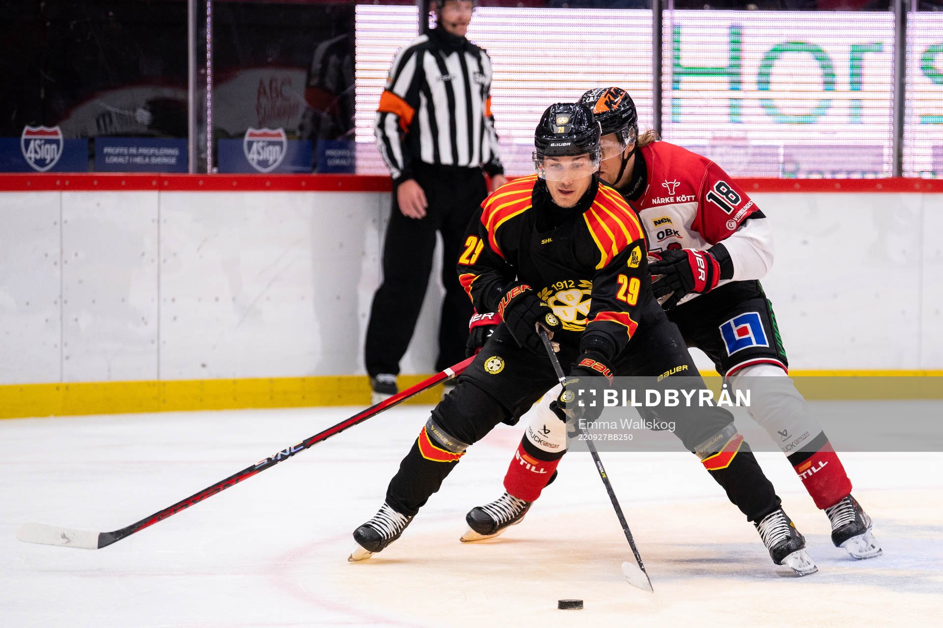 Brynäs Oscar Birgersson och Örebros Rodrigo Abols