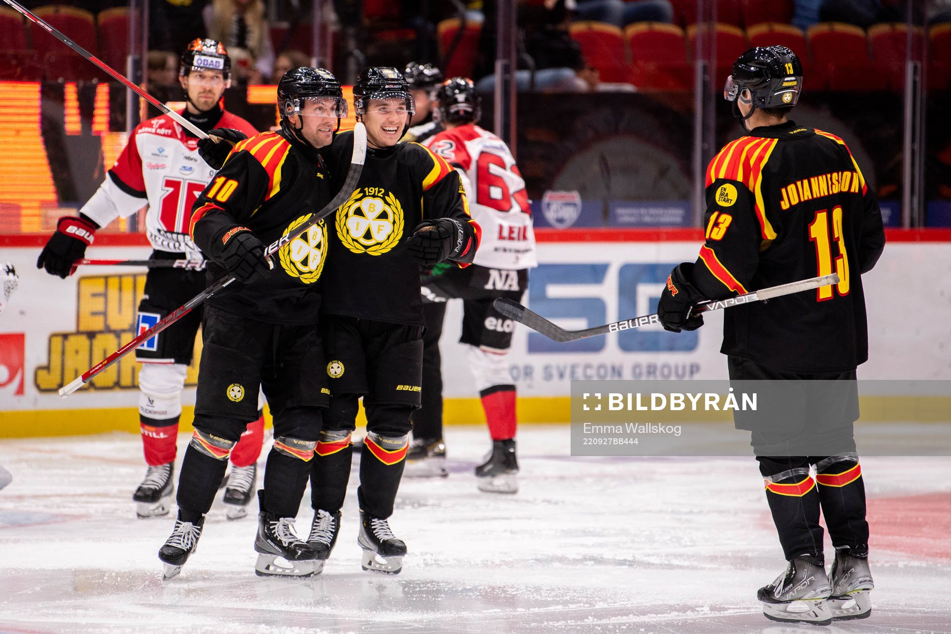 Brynäs Johan Larsson och Dmytro Timashov jublar