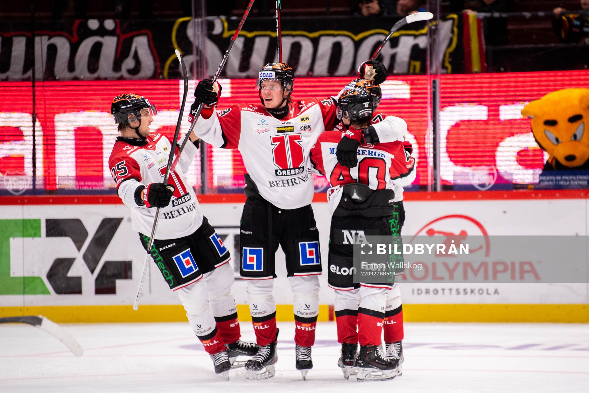 Örebros Christopher Mastomäki jublar med lagkamrater