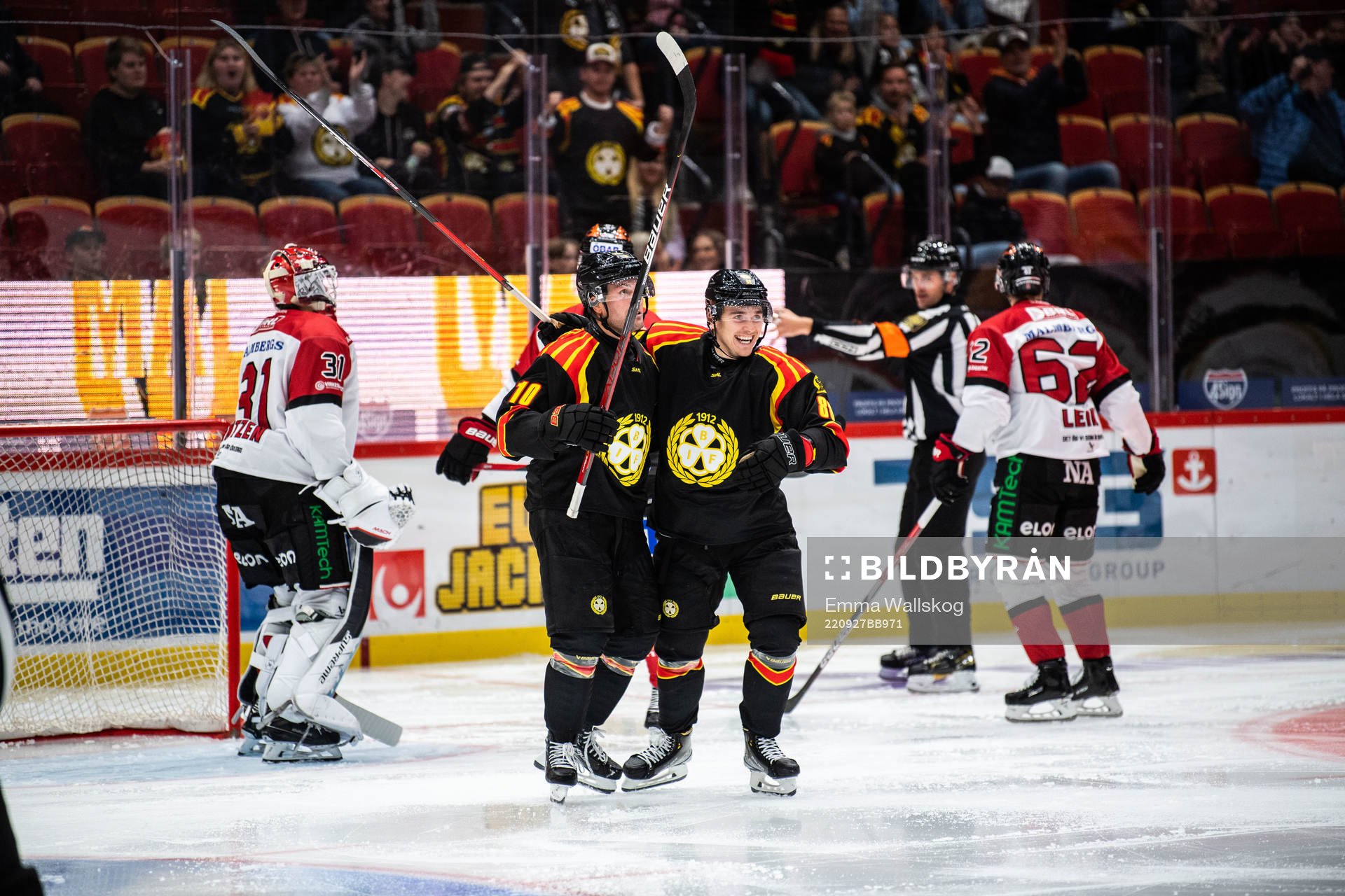 Brynäs Johan Larsson och Dmytro Timashov jublar
