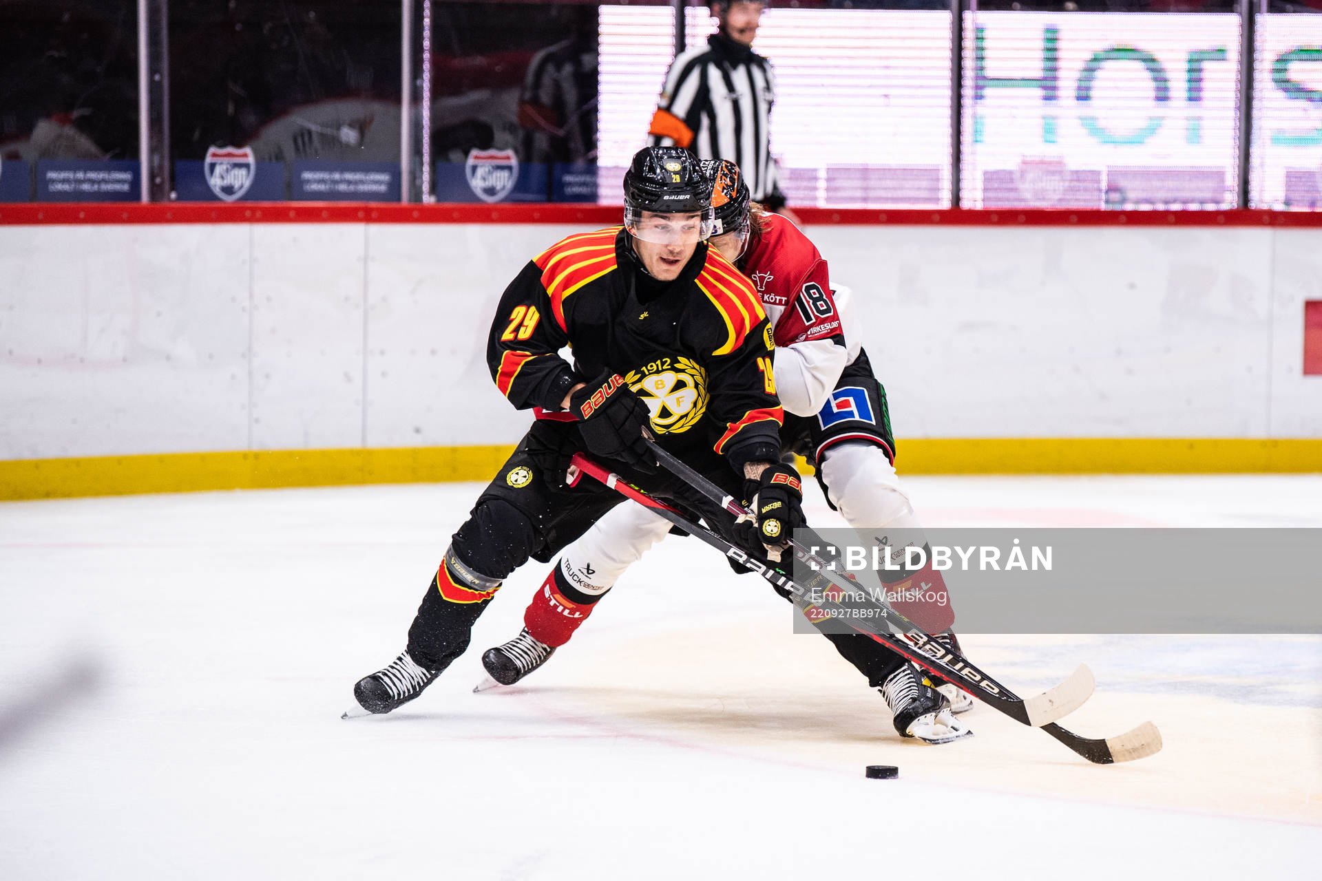 Brynäs Oscar Birgersson och Örebros Rodrigo Abols