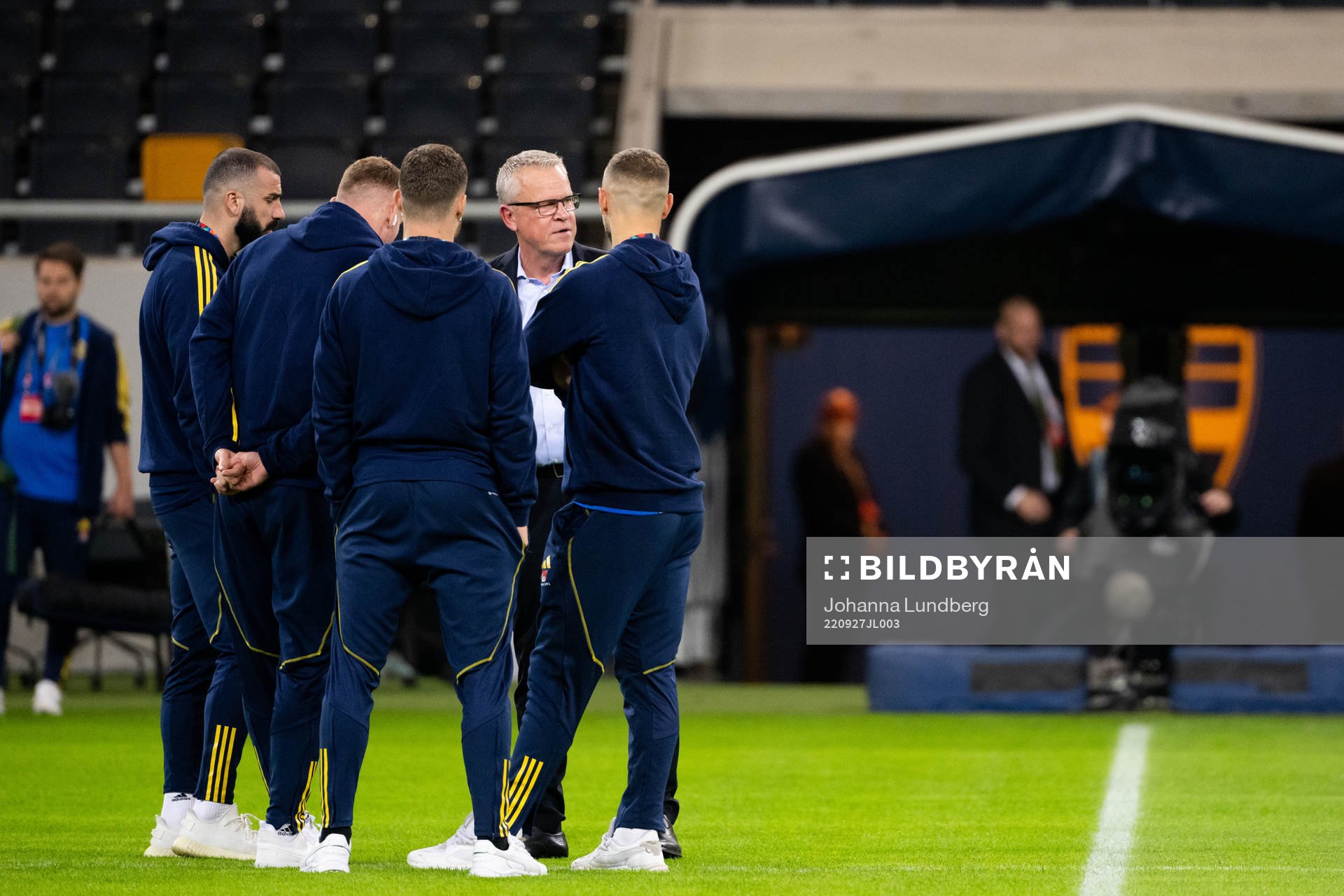 Mikael Ishak and head coach Janne Andersson of Sweden