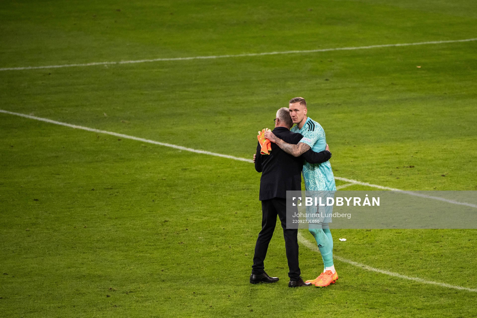 Head coach Janne Andersson and goalkeeper Robin Olsen of