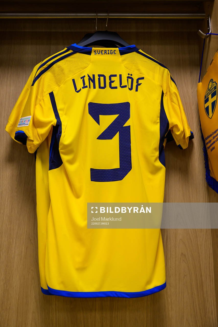 Jersey of Victor Nilsson Lindelöf in the dressing room of