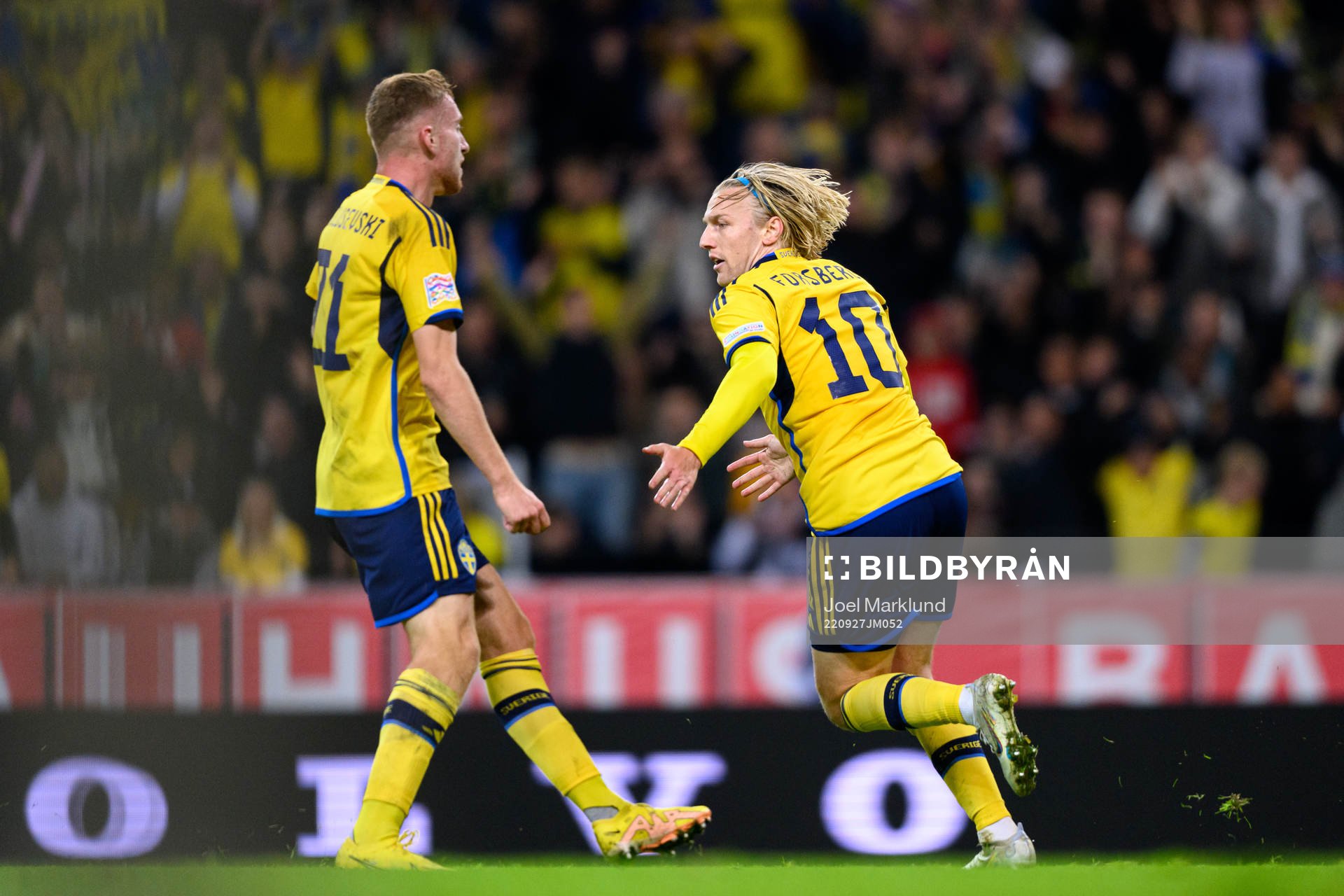 Dejan Kulusevski and Emil Forsberg of Sweden celebrate