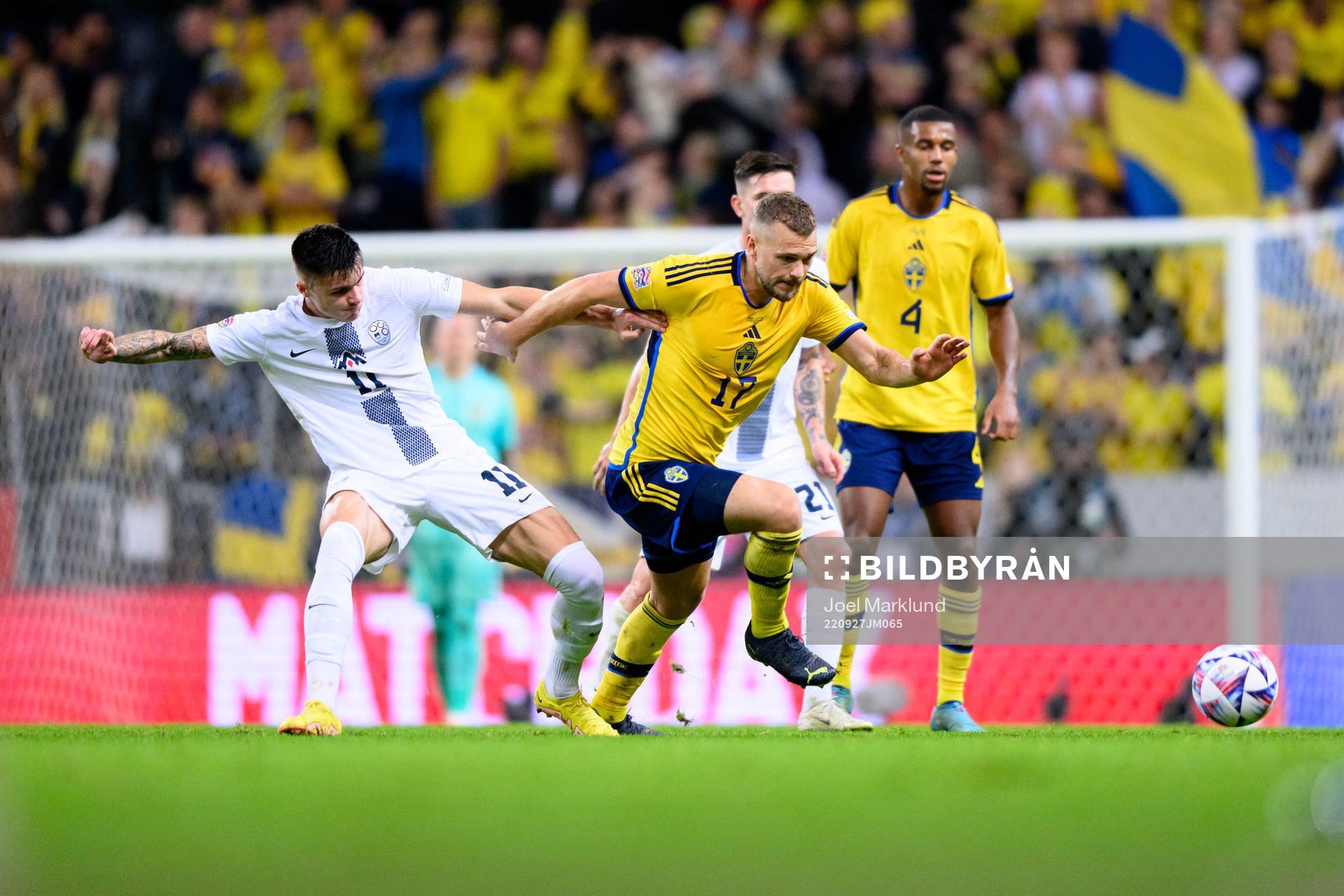 Benjamin Sesko of Slovenia and Jesper Karlström of Sweden during the Nations League football match between Sweden and Slovenia on September 27, 2022 in Stockholm.