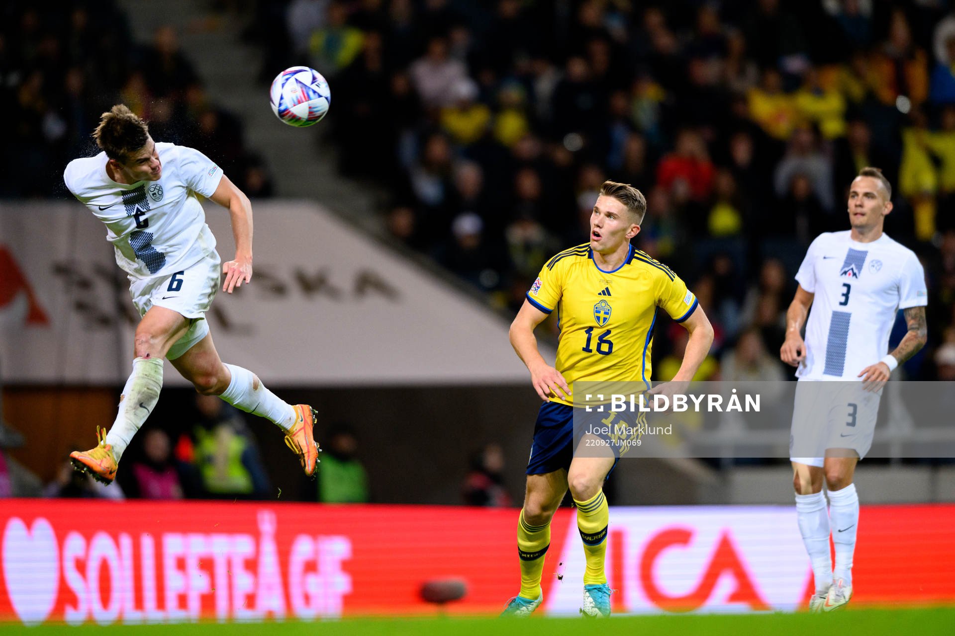 Jaka Bijol of Slovenia and Viktor Gyökeres of Sweden during the Nations League football match between Sweden and Slovenia on September 27, 2022 in Stockholm.