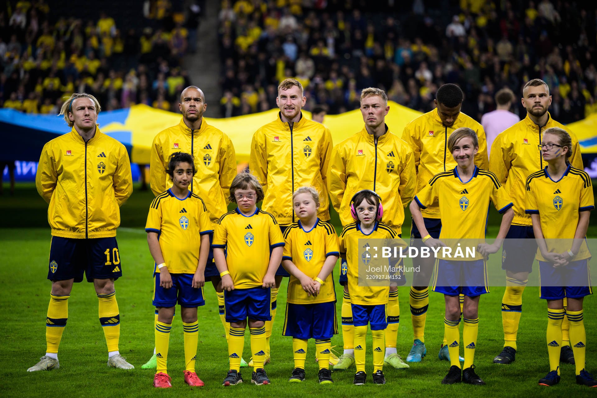 Mascots in front of Emil Forsberg, Robin Quaison, Dejan Kulusevski, Joel Andersson, Isak Hien and Jesper Karlström of Sweden ahead of the Nations League football match between Sweden and Slovenia on September 27, 2022 in Stockholm.