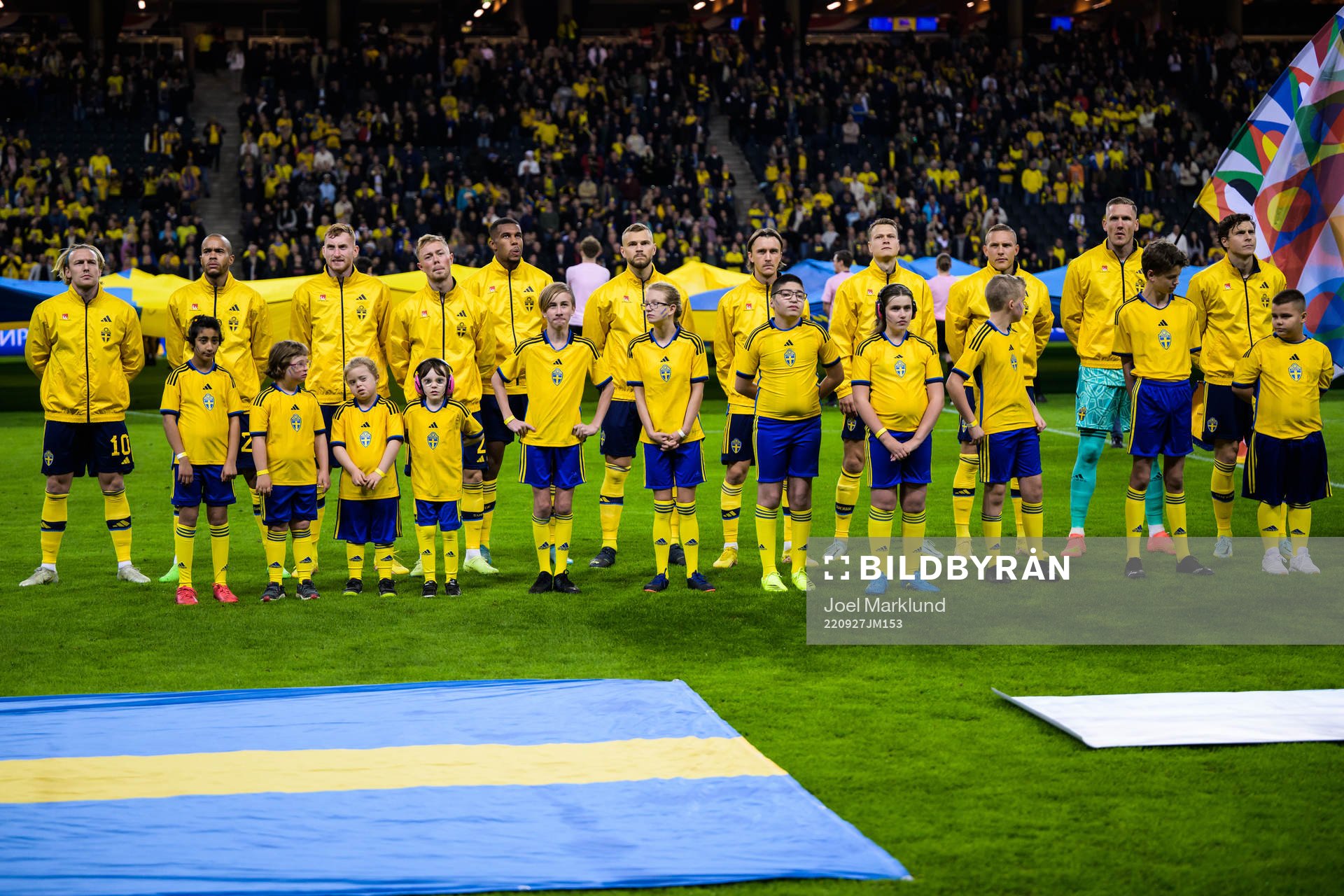 Mascots in front of Emil Forsberg, Robin Quaison, Dejan Kulusevski, Joel Andersson, Isak Hien, Jesper Karlström, Kristoffer Olsson, Viktor Claesson, Ludwig Augustinsson, goalkeeper Robin Olsen and Victor Nilsson Lindelöf of Sweden ahead of the Nations League football match between Sweden and Slovenia on September 27, 2022 in Stockholm.