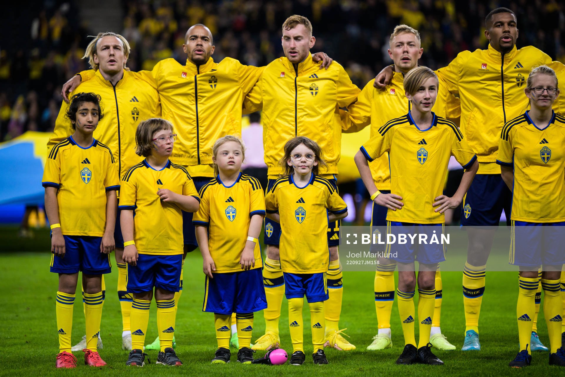 Mascots in front of Emil Forsberg, Robin Quaison, Dejan