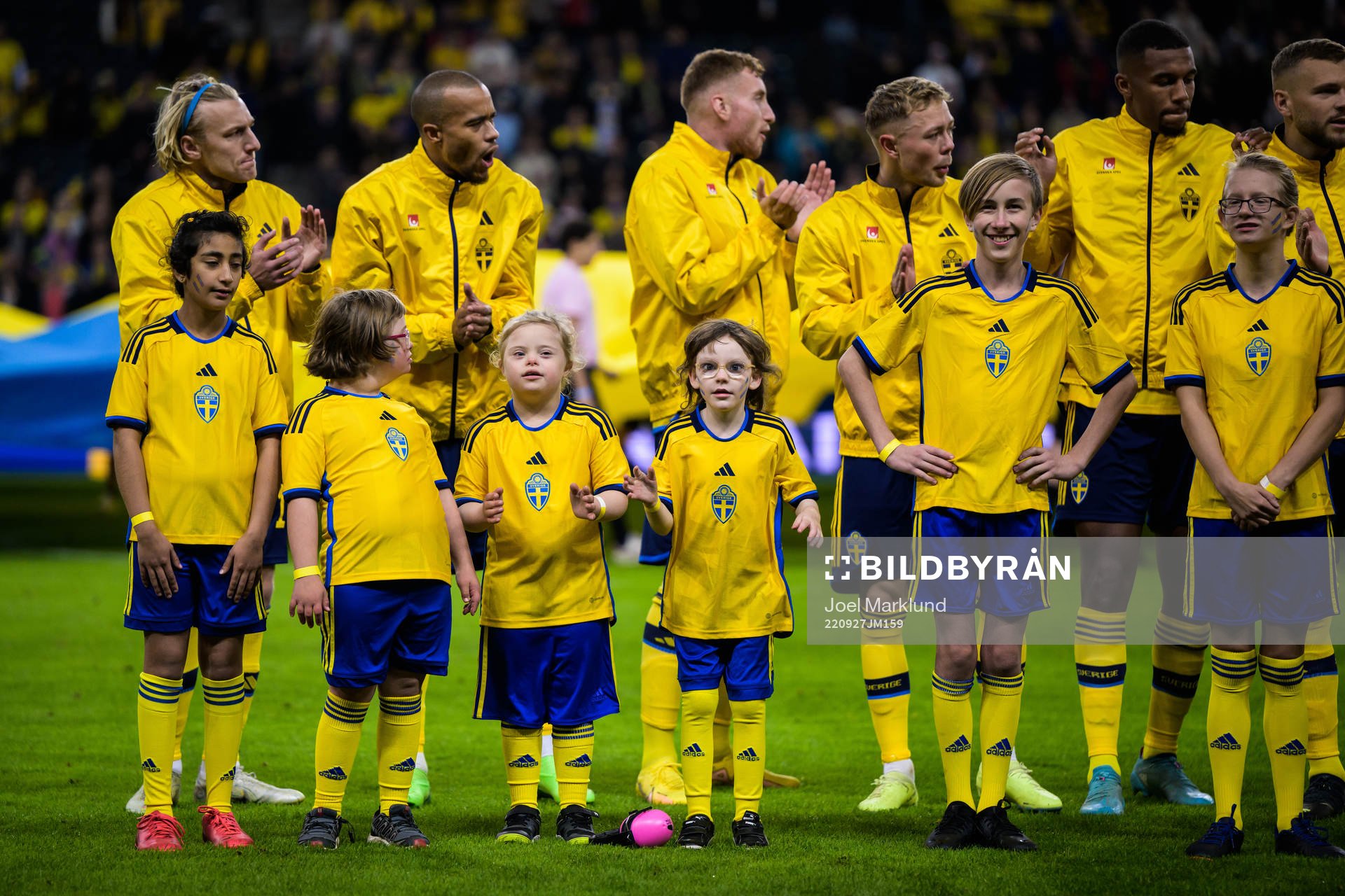 Mascots in front of Emil Forsberg, Robin Quaison, Dejan