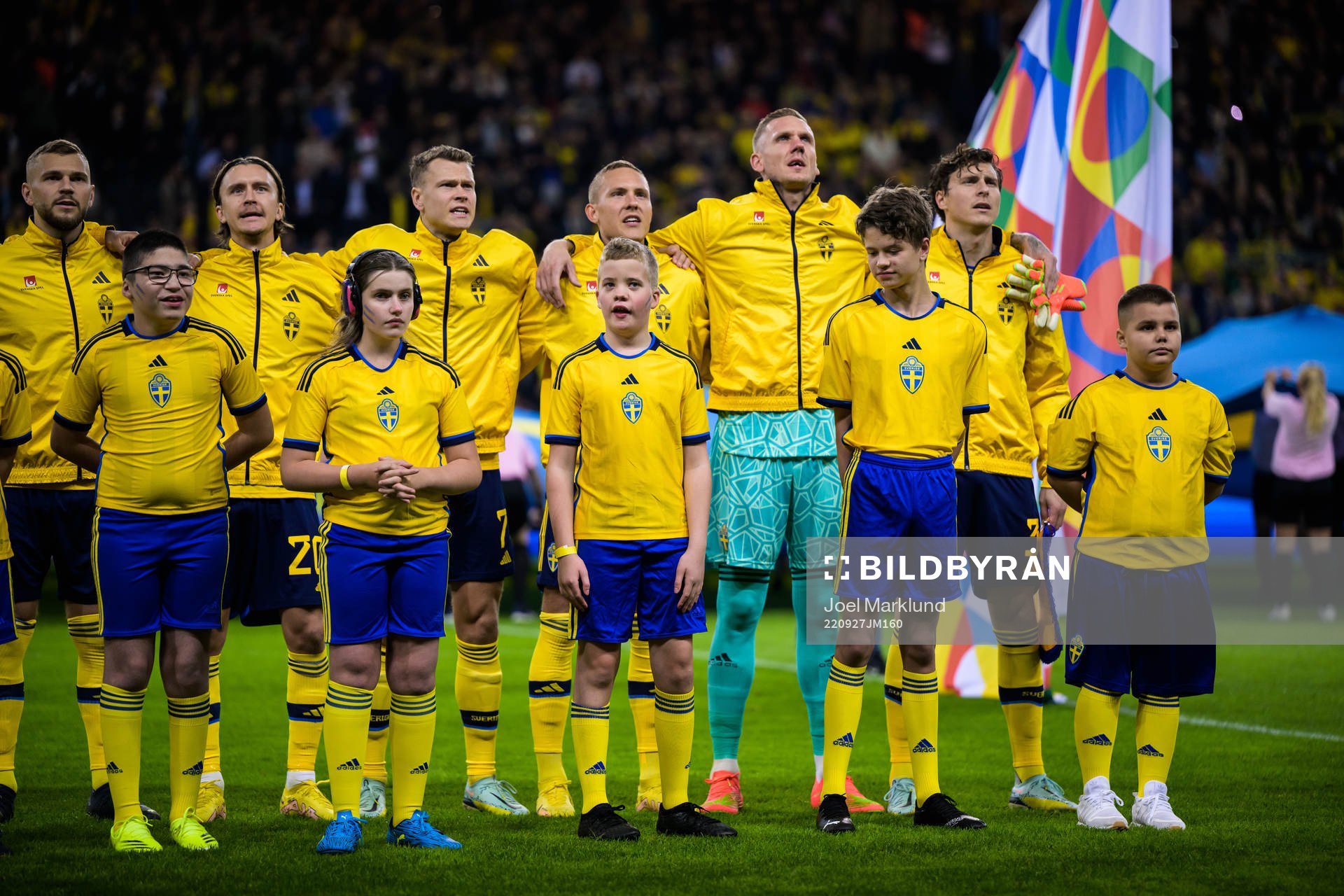Mascots in front of Jesper Karlström, Kristoffer Olsson,