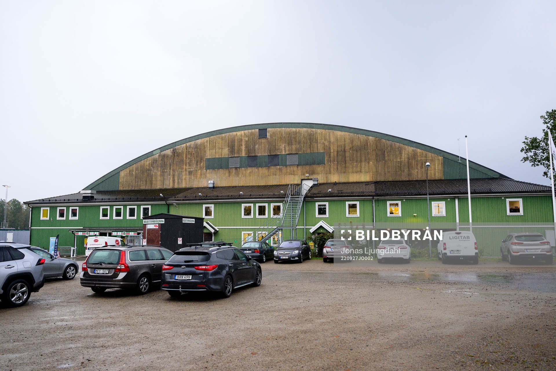 Exteriör vy av Dackehallen före ishockeymatchen i