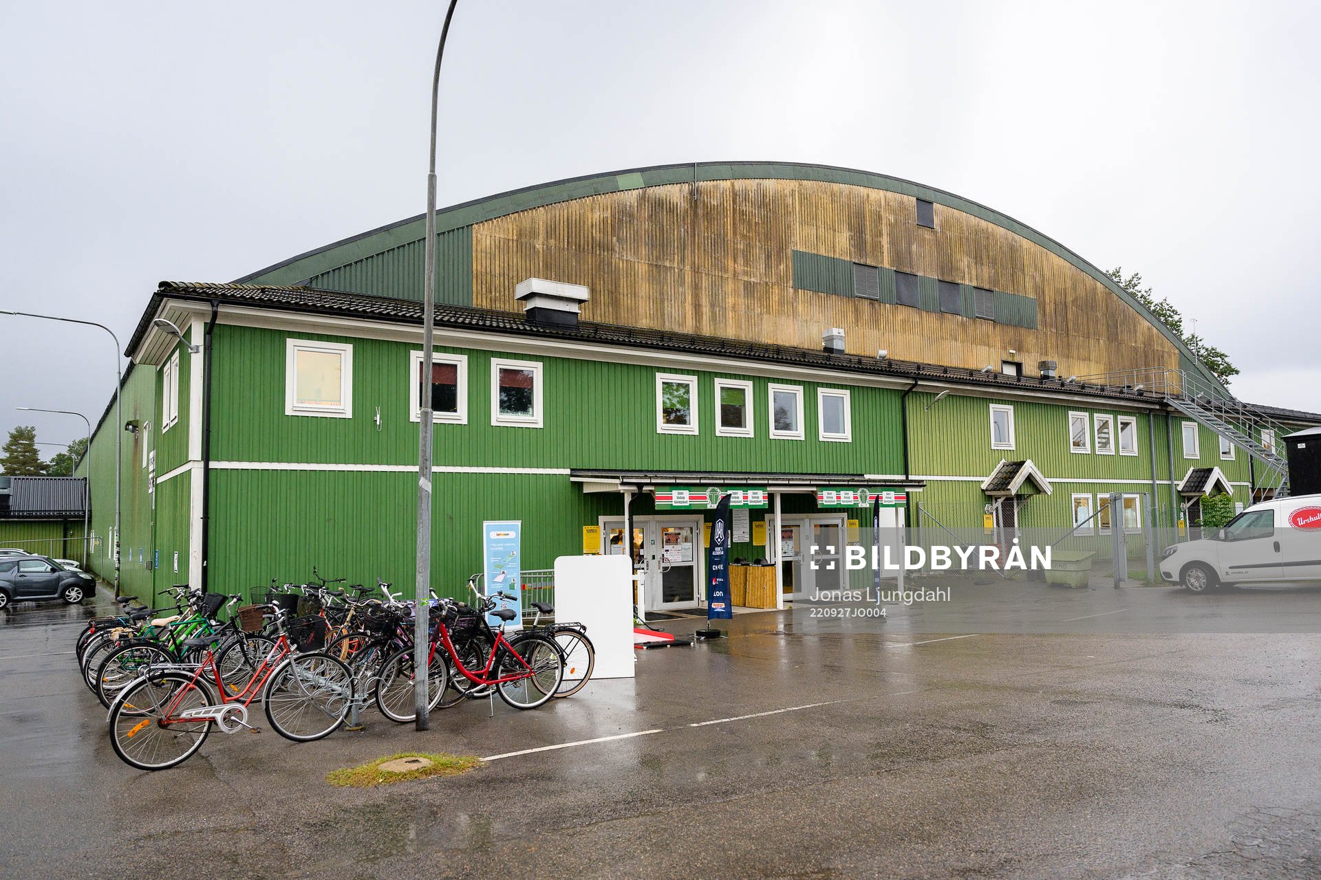Exteriör vy av Dackehallen före ishockeymatchen i