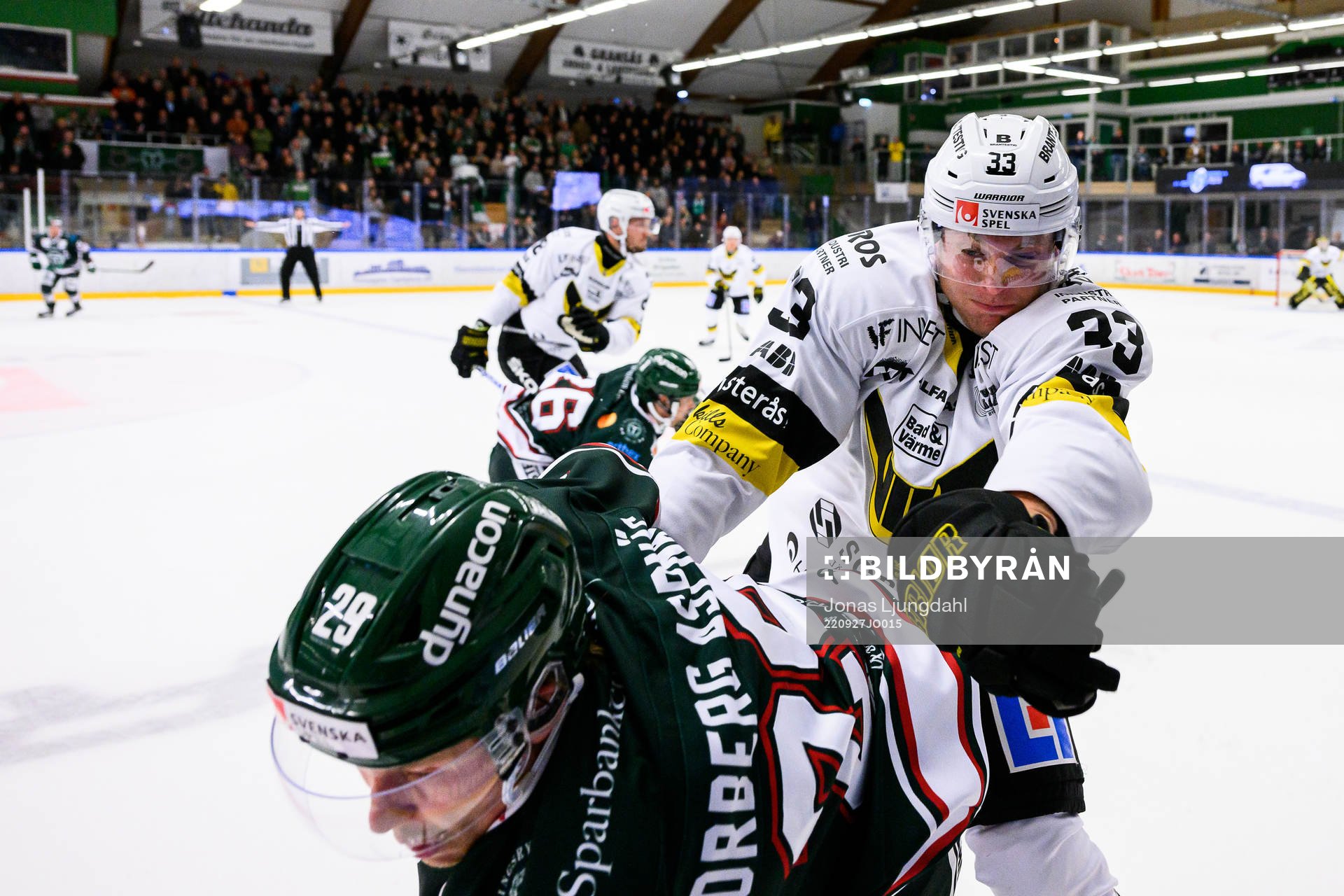 Tingsryds Simon Norberg blir tacklad av Västerås Oliver