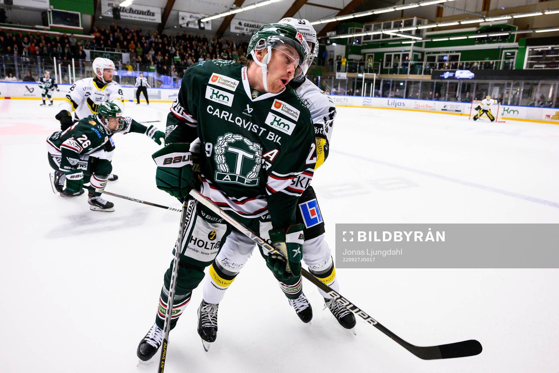 Tingsryds Simon Norberg får en tackling