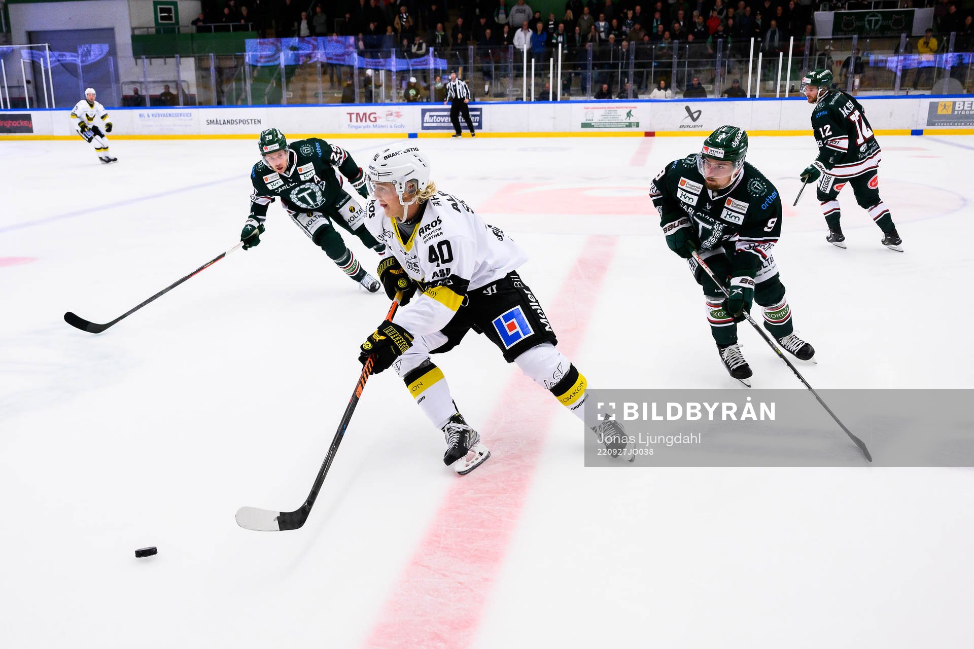 Västerås Isak Skedung mellan Tingsryds Simon Norberg och