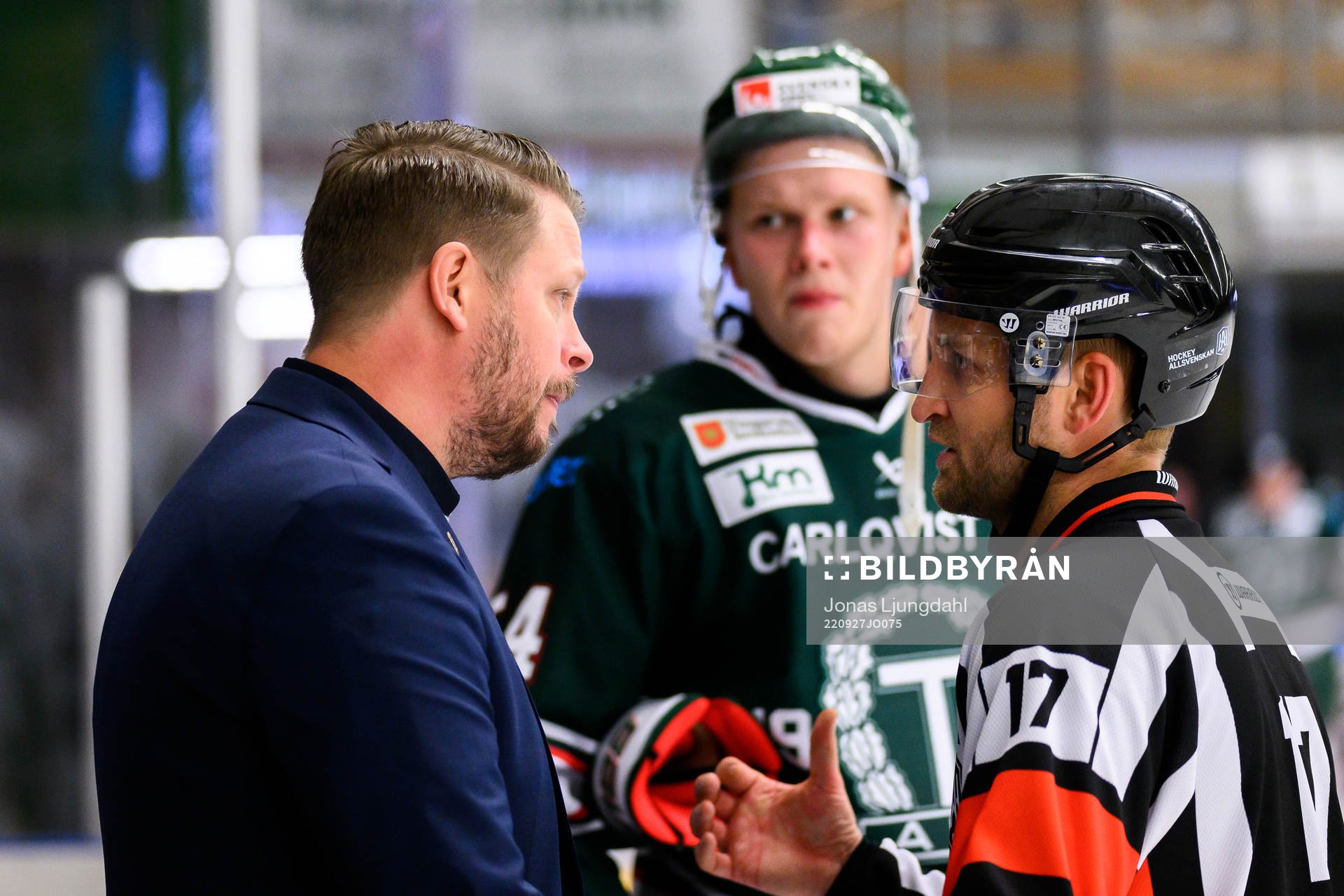 Tingsryds tränare Fredrik Glader pratar med Domare Niklas