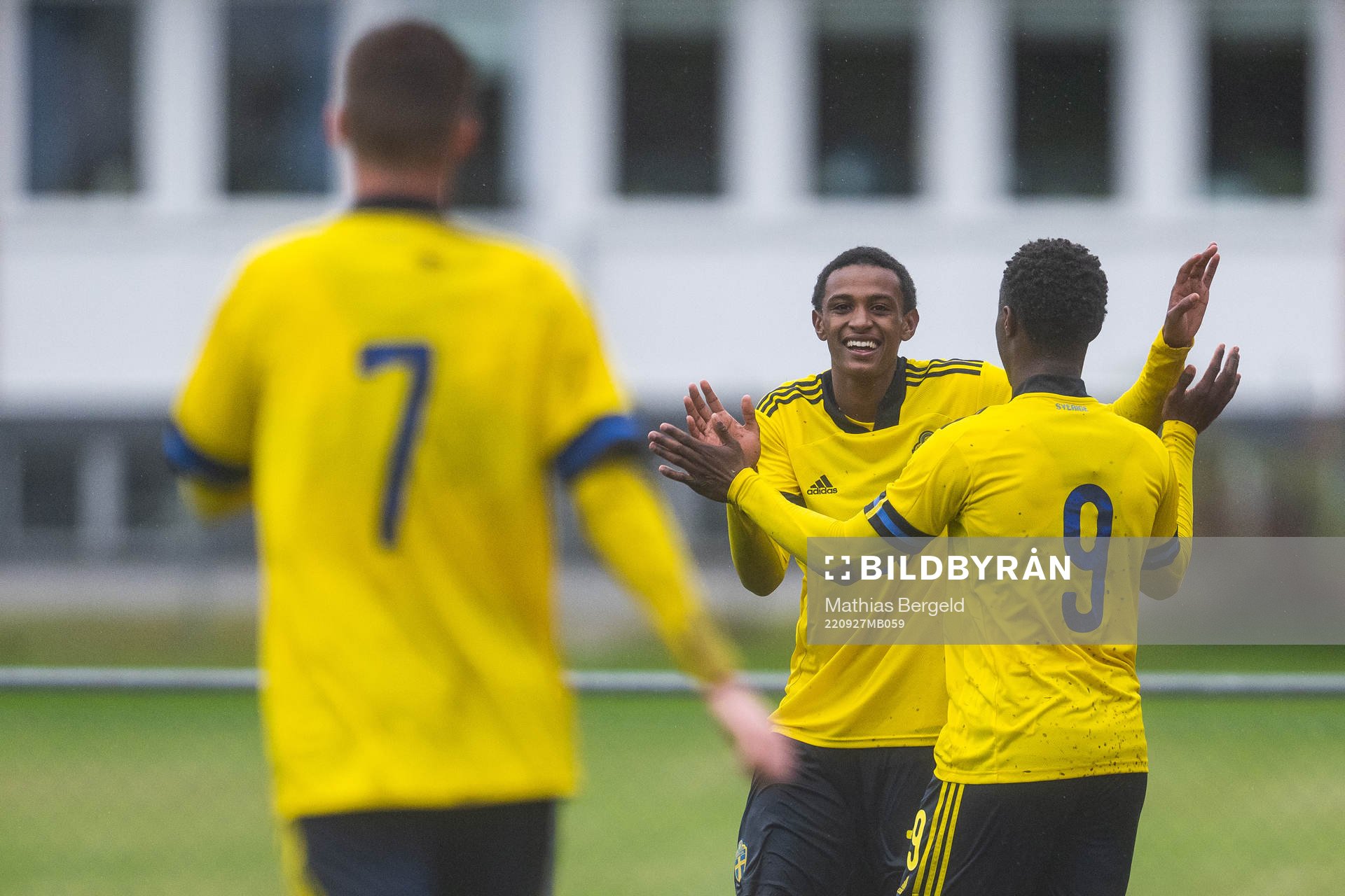 Sveriges Amar Ahmed Fatah jublar med Richie Omorowa